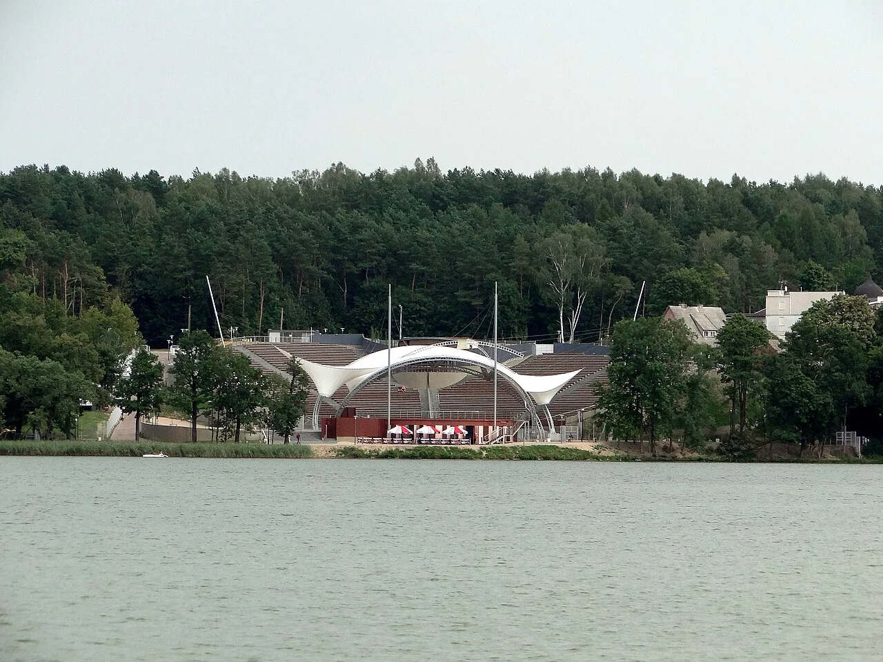 Jezioro Czos: miejski akwen, który nadaje Mrągowu festiwalowy rytm